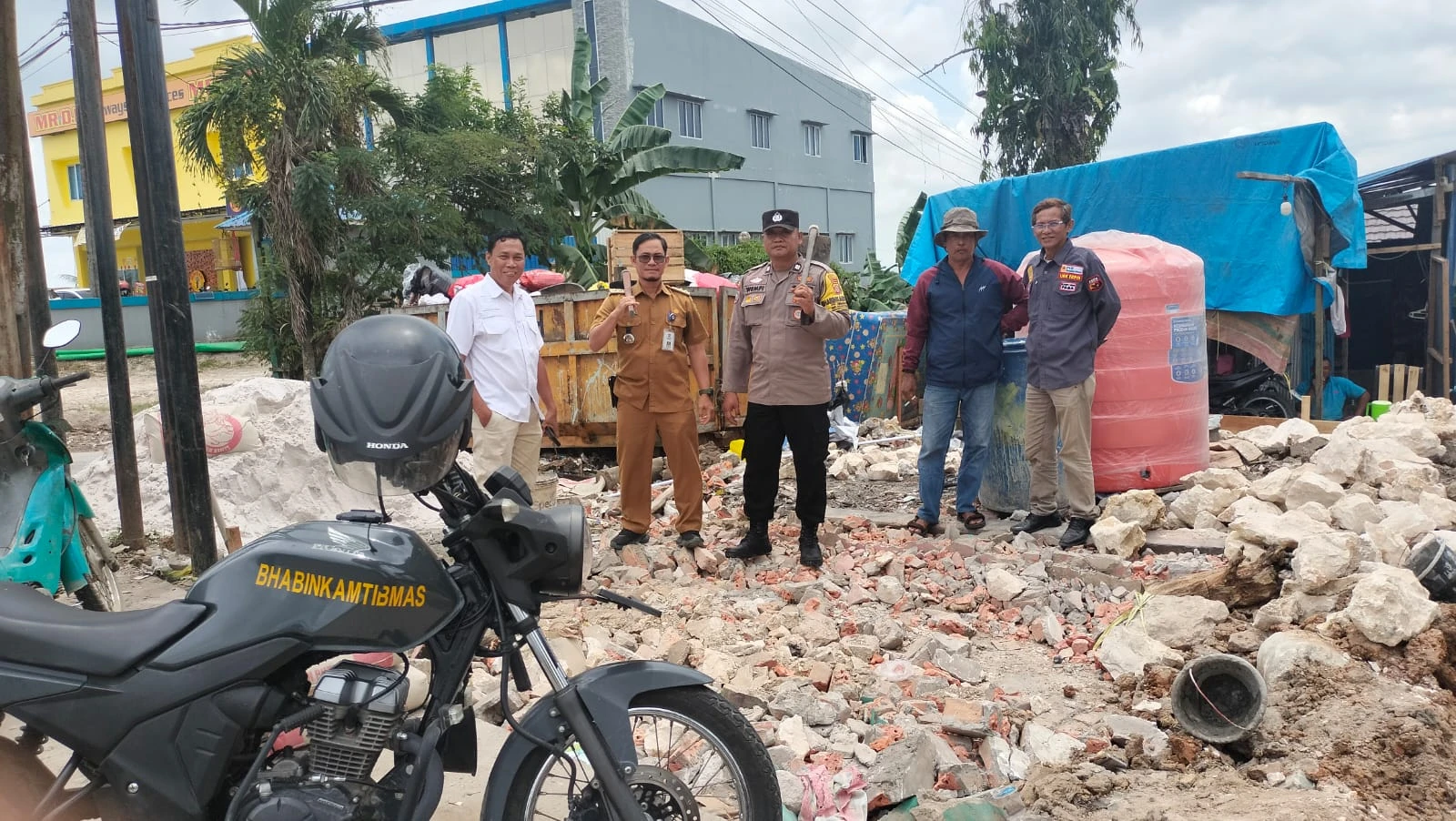 Pembangun Landasan Kontainaer Sampah di Perumahan Bangun Reksa di Mulai Pembangun Landasan Kontainaer Sampah di Perumahan Bangun Reksa di Mulai